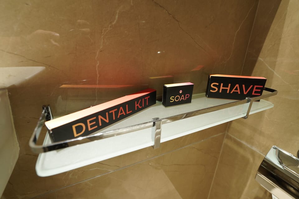 Luxe Queen Room | Bathroom | Shower, rainfall showerhead, free toiletries, hair dryer