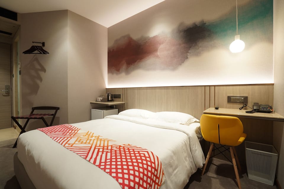 Luxe Queen Room | In-room safe, iron/ironing board (on request), WiFi (free), bed sheets