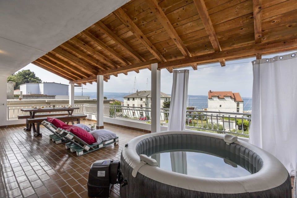 Apartment (Three Bedroom Apartment with Terrace) | Private spa tub