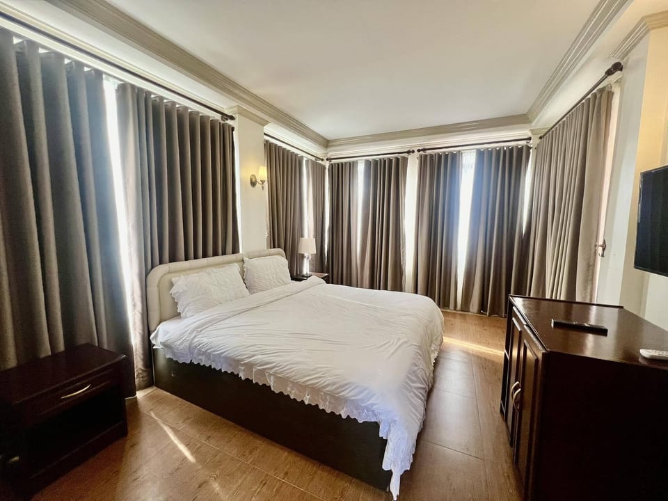 Luxury Penthouse | Hypo-allergenic bedding, pillowtop beds, minibar, individually decorated