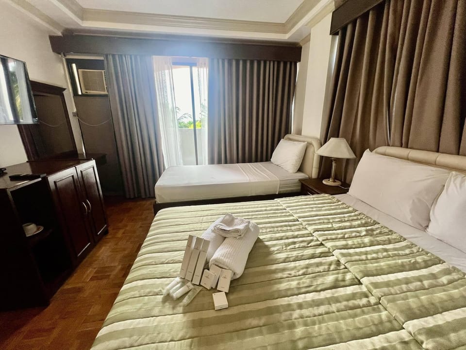 Deluxe Room | Hypo-allergenic bedding, pillowtop beds, minibar, individually decorated