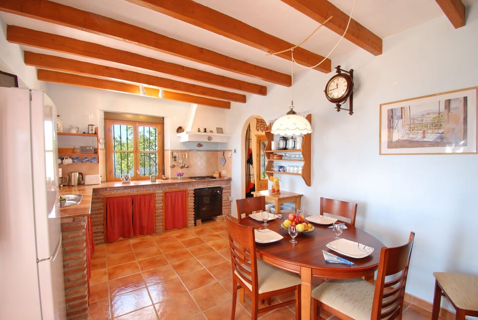 Is it time to eat yet ? BBQ, salad, oven dish or tapas at the pool ?