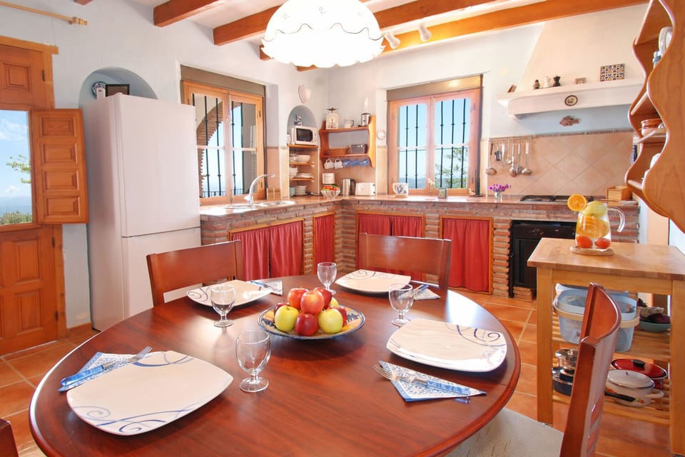 Cosy dining is an important part of the holidays. The expendable table.