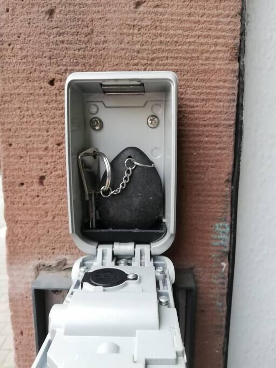Votre arrivée sera autonome pour vous permettre d'arriver sereinement à l'appartement. Le code d'entrée est changé à chaque réservation et vous sera transmis après réservation.