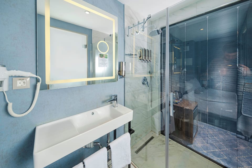 Standard Double or Twin Room, Sea View | Bathroom | Shower, free toiletries, hair dryer, slippers