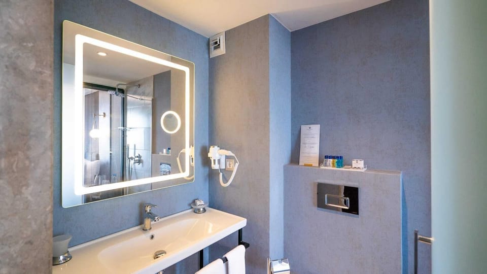 Superior Studio Suite, City View | Bathroom | Shower, free toiletries, hair dryer, slippers