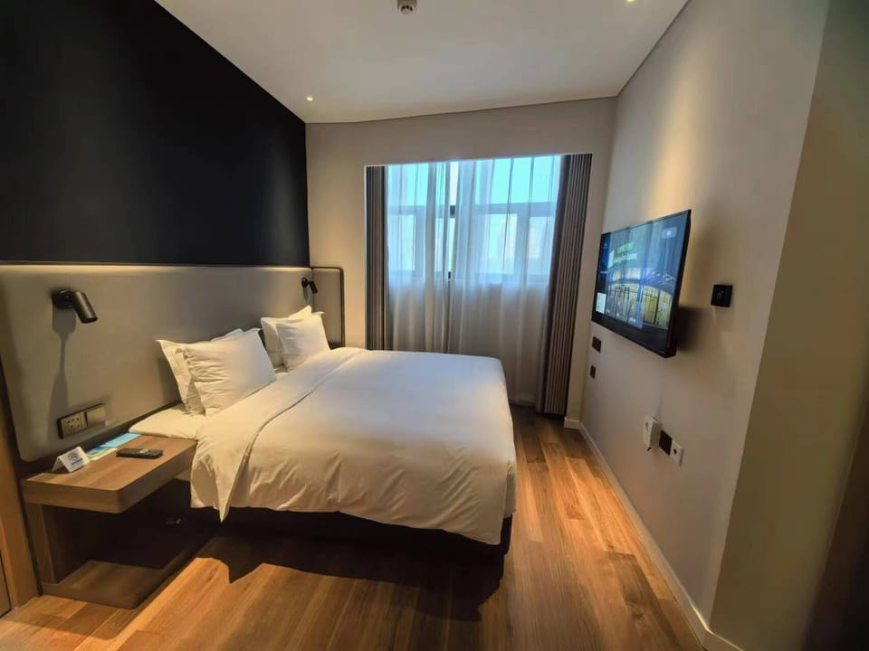 Room, 1 King Bed, Accessible | Soundproofing, WiFi (free), bed sheets