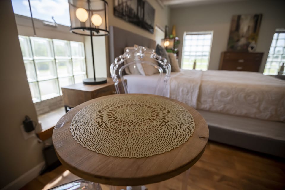 Table and 2 chairs 