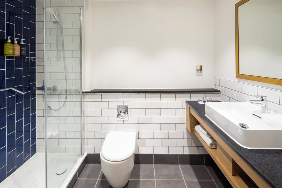 Combined shower/tub, eco-friendly toiletries, hair dryer, towels