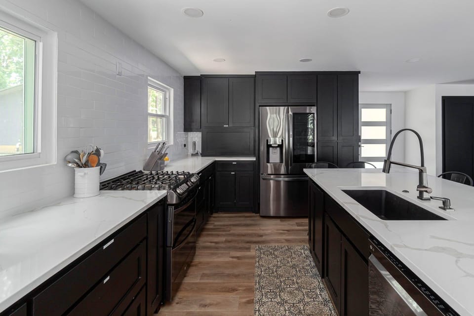 Large kitchen (ice maker currently out of order, but ice available locally)
