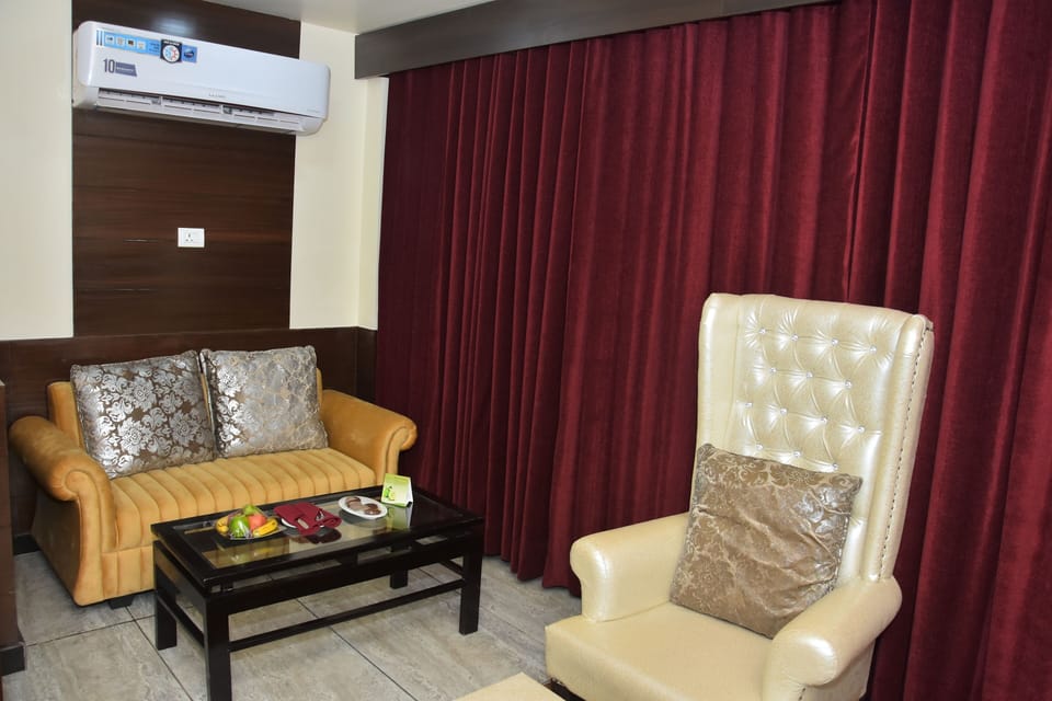 Winter Green Premium Room | Living area | TV