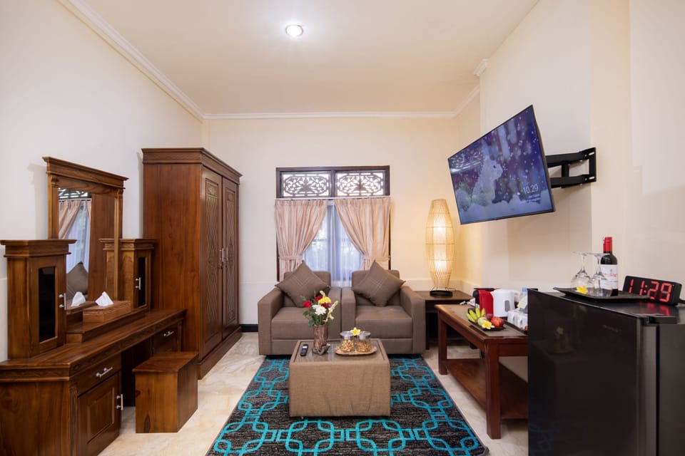 Royal Room | Living area | 32-inch TV with cable channels