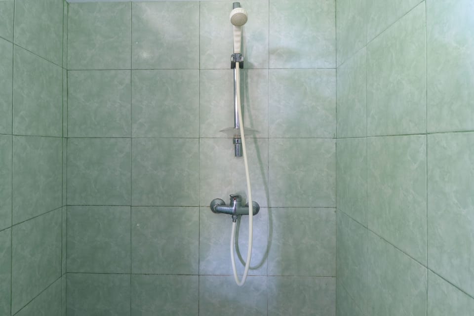 Family Apartment, Multiple Beds, Garden View | Bathroom | Shower, towels
