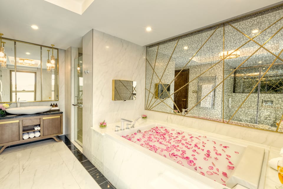 Presidential Suite | Bathroom | Shower, rainfall showerhead, free toiletries, hair dryer
