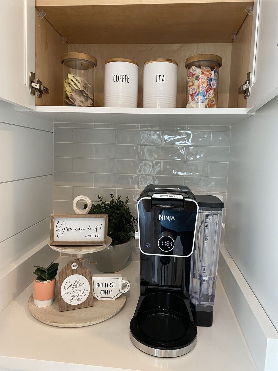 Gourmet coffeemaker with complimentary coffee, tea, sugars and creamers
