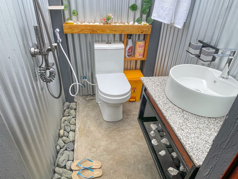Signature Double Room | Bathroom | Shower, rainfall showerhead, free toiletries, slippers