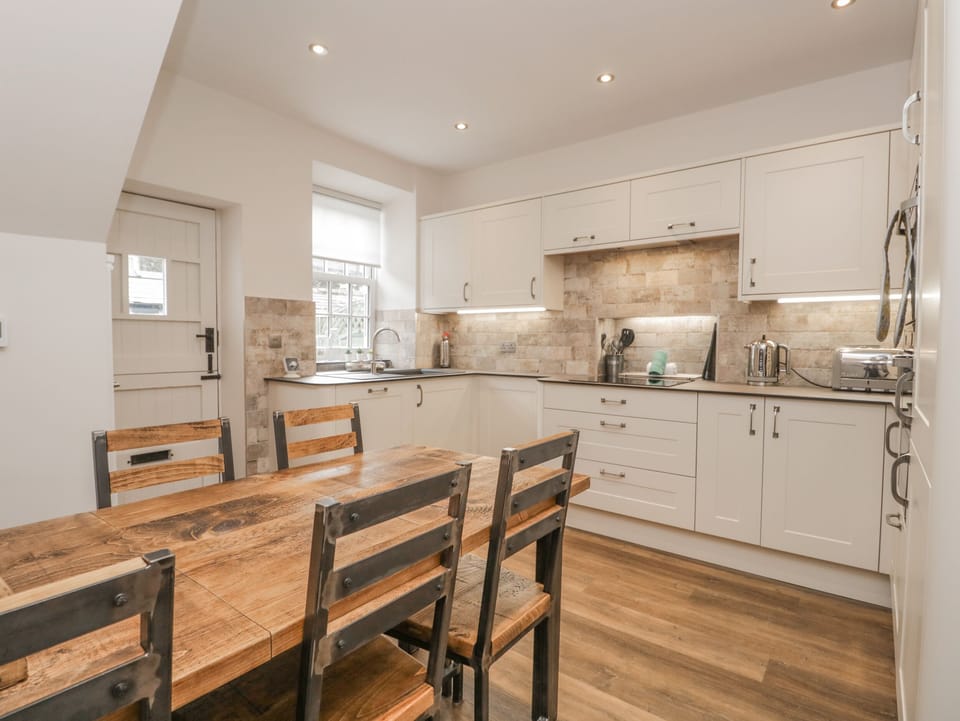 Cottage | Private kitchen | Fridge, dishwasher, electric kettle, toaster