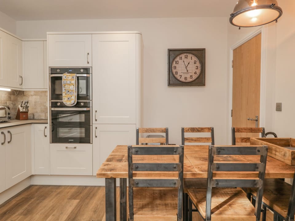 Cottage | Private kitchen | Fridge, microwave, dishwasher, electric kettle