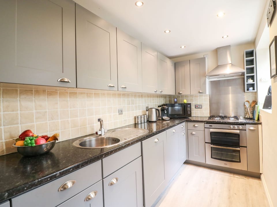 Cottage | Private kitchen | Fridge, dishwasher, electric kettle, toaster