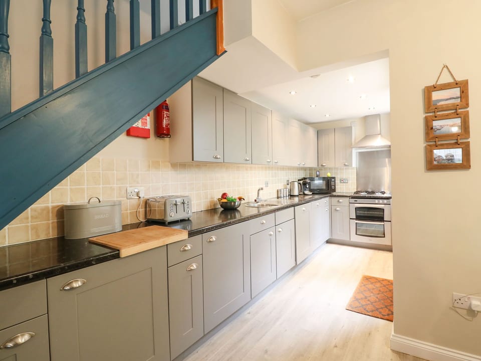 Cottage | Private kitchen | Fridge, dishwasher, electric kettle, toaster