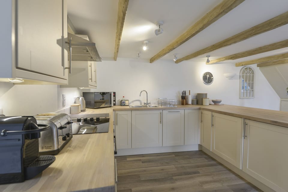 Cottage | Private kitchen | Fridge, microwave, dishwasher, electric kettle