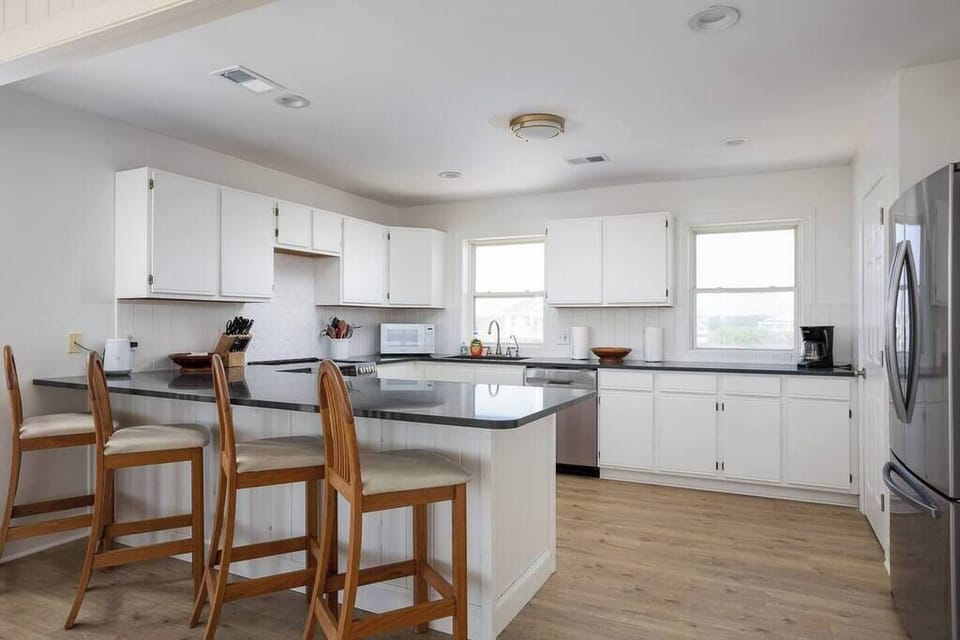 Fully Stocked Kitchen w/ Oven, Stovetop, Microwave, Dishwasher, Refrigerator, Cooking Utensils, and Breakfast Bar