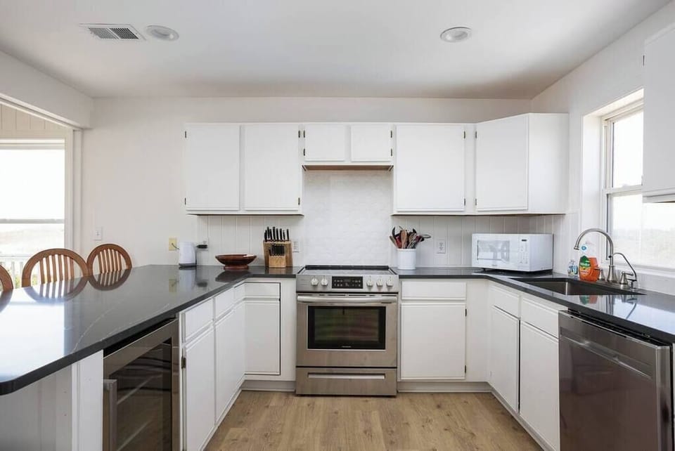 Fully Stocked Kitchen w/ Oven, Stovetop, Microwave, Dishwasher, Refrigerator, Cooking Utensils, and Breakfast Bar