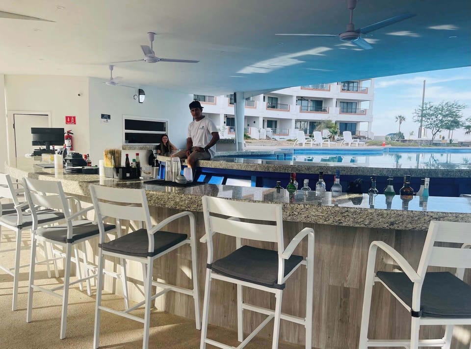 🏊‍♂️Swim/walk up bar🍸🌊