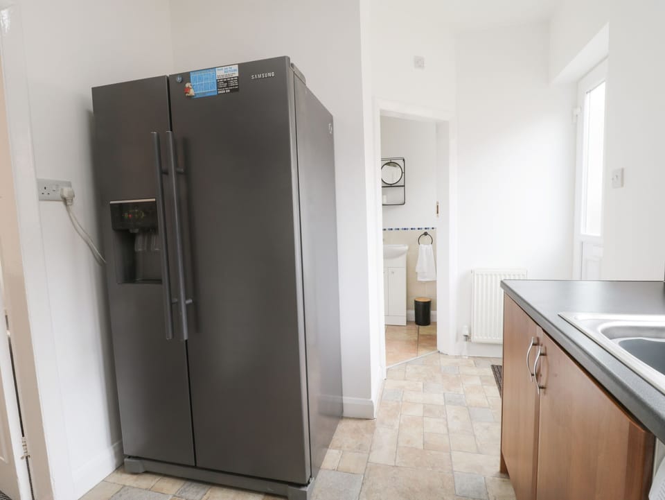 Cottage | Private kitchen | Fridge, microwave, electric kettle, toaster