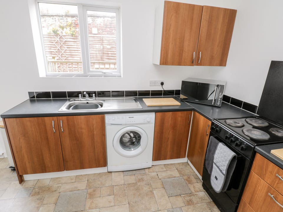 Cottage | Private kitchen | Fridge, microwave, electric kettle, toaster