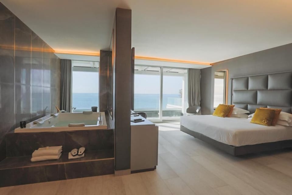 Suite con Jacuzzi e Vista Mare | Frette Italian sheets, premium bedding, down comforters, minibar