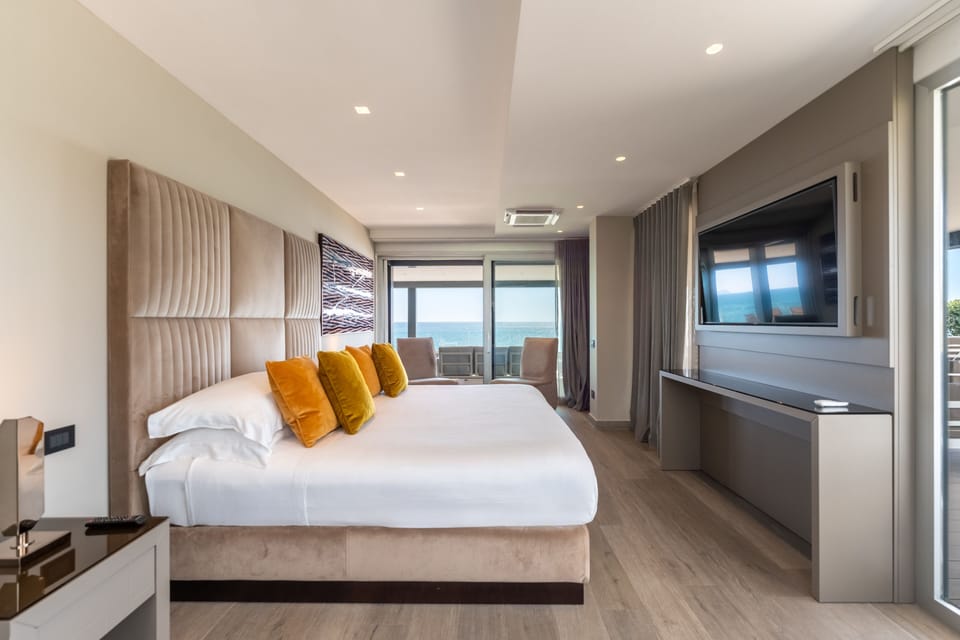 Exclusive Suite | Frette Italian sheets, premium bedding, down comforters, minibar