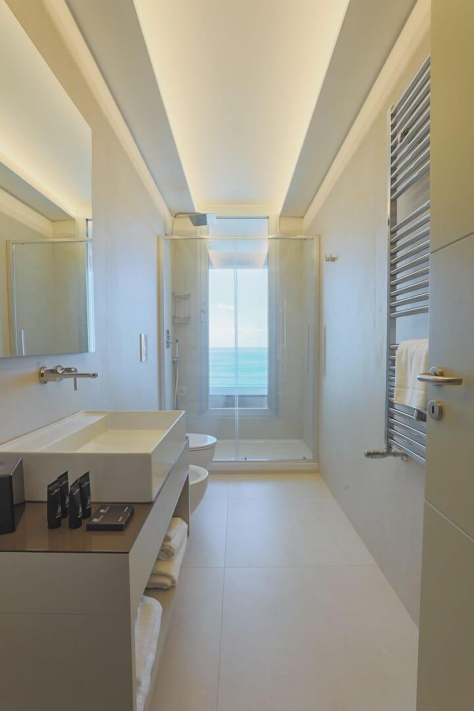 Suite con Jacuzzi e Vista Mare | Bathroom | Rainfall showerhead, hair dryer, slippers, bidet