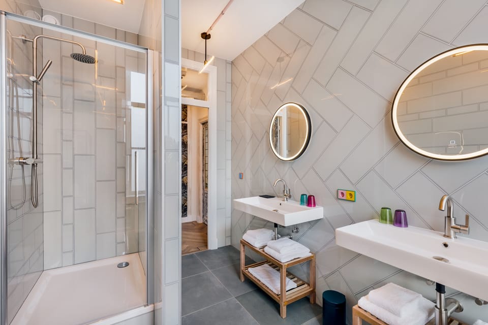 Deluxe Apartment | Bathroom | Shower, towels