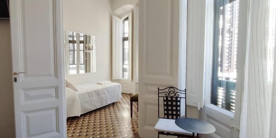 Habitacion Triple (Baño Privado) | In-room safe, desk, laptop workspace, blackout drapes
