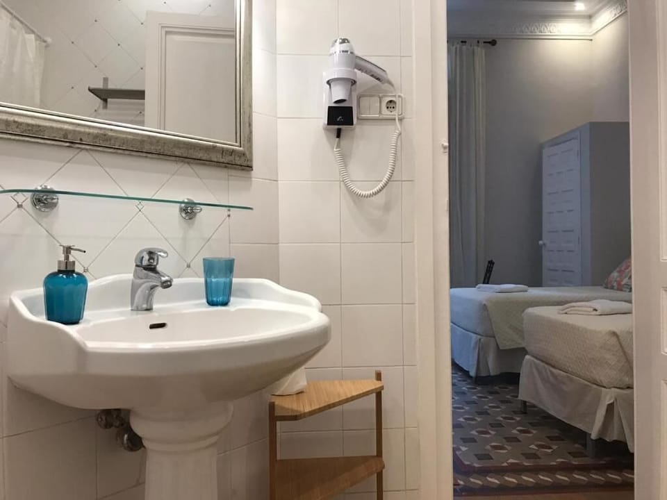 Habitacion Triple (Baño Privado) | Bathroom | Shower, hair dryer, towels