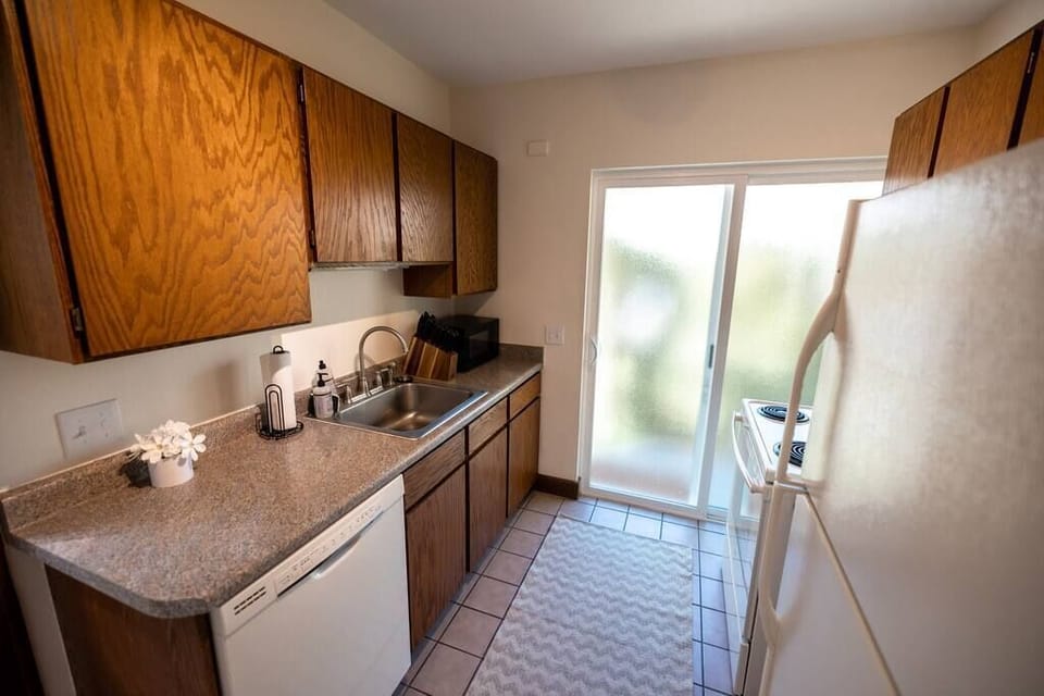 Full Kitchen (2)