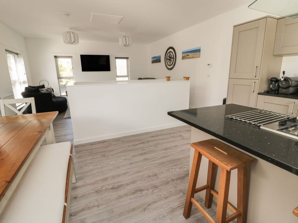 Cottage | Private kitchen | Fridge, dishwasher, electric kettle, toaster