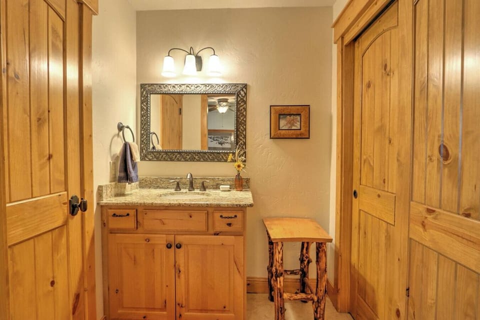 Master bedroom en suite bathroom