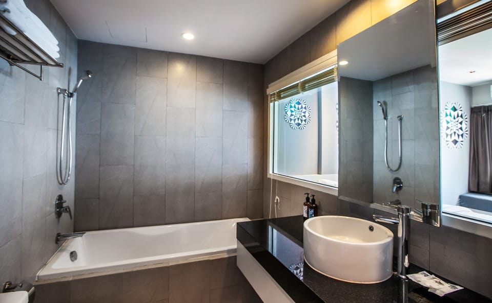 Deluxe Double Room | Bathroom | Shower, rainfall showerhead, free toiletries, hair dryer