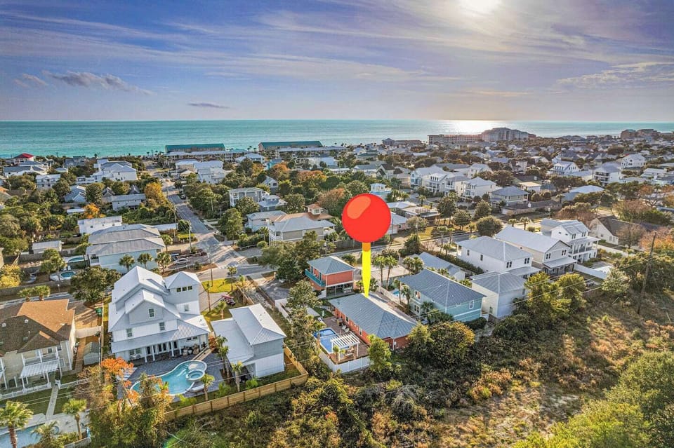 ☀️ Only a 5-minute stroll to Tarpon Beach access! Prefer to drive? Convenient parking makes drop-offs a breeze. 🌊