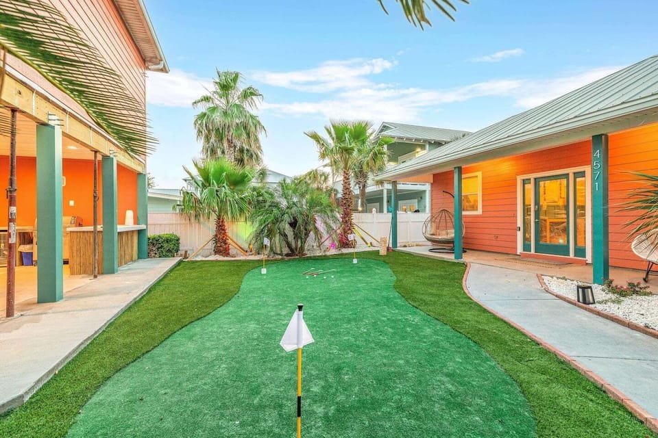 The courtyard between the main house and guest house is a mini-putt paradise! Perfect for lawn games like Jenga, Connect 4, and cornhole—fun for the whole family! ⛳️