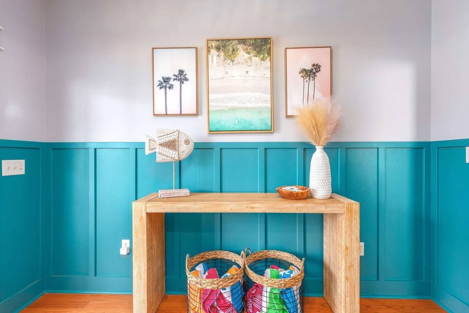 The entry drop-off area is designed for easy organization, keeping your toys, sandy shoes, and jackets neat and out of the way! ️✨