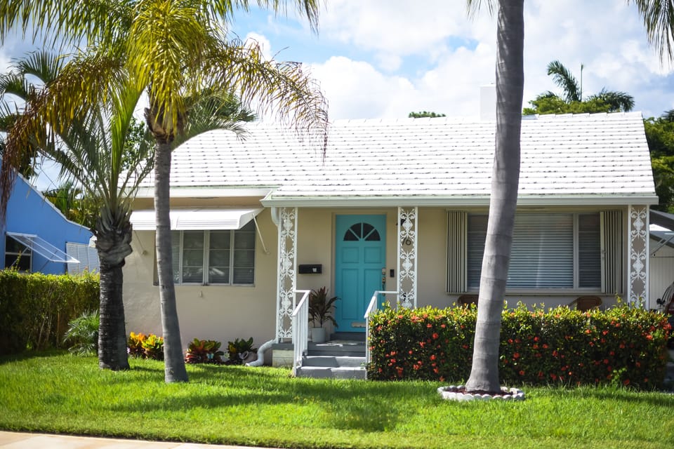 Front of the cottage at the Cozy Oasis by the Sea in Lake Worth Beach, Florida 🏖