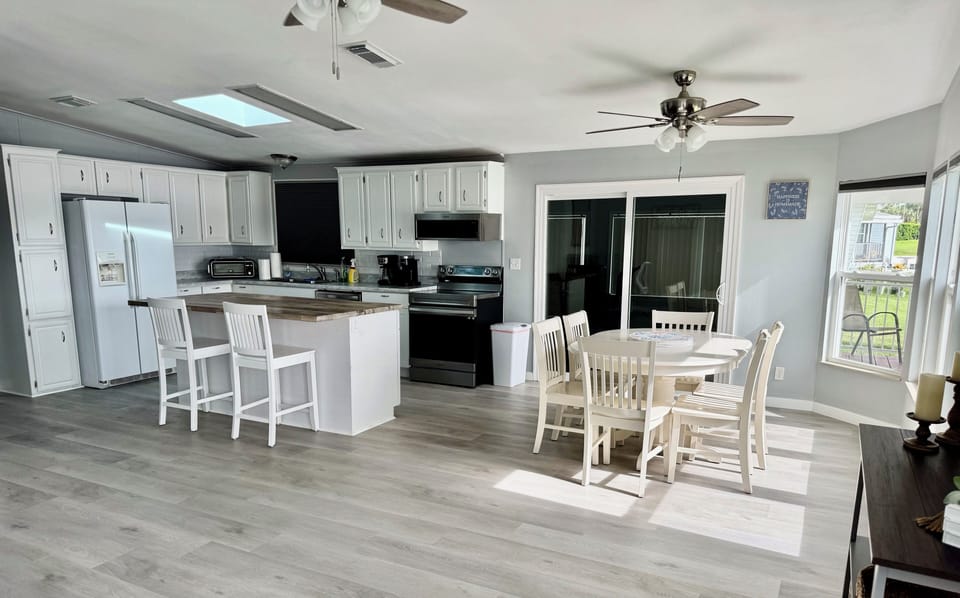 Eat-in Kitchen & Island Dining