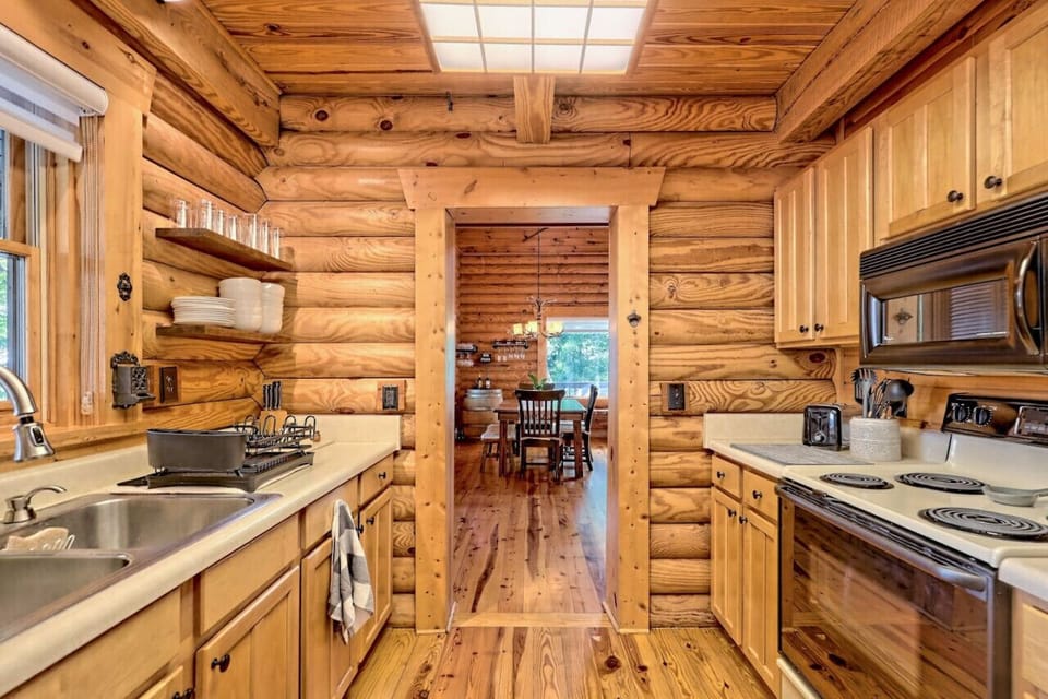 Fully equipped kitchen, perfect for preparing meals with all the tools and space you need