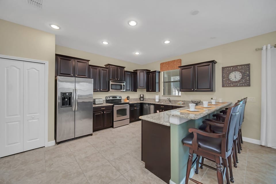 House (6 Bedrooms) | Private kitchen | Microwave, oven, stovetop, dishwasher