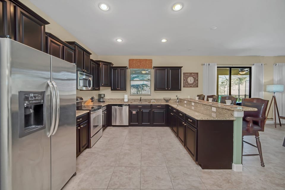 House (6 Bedrooms) | Private kitchen | Microwave, oven, stovetop, dishwasher