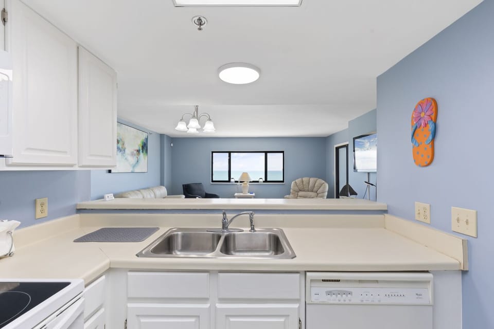 Full size stove, microwave, dishwasher, ice maker in full fridge
