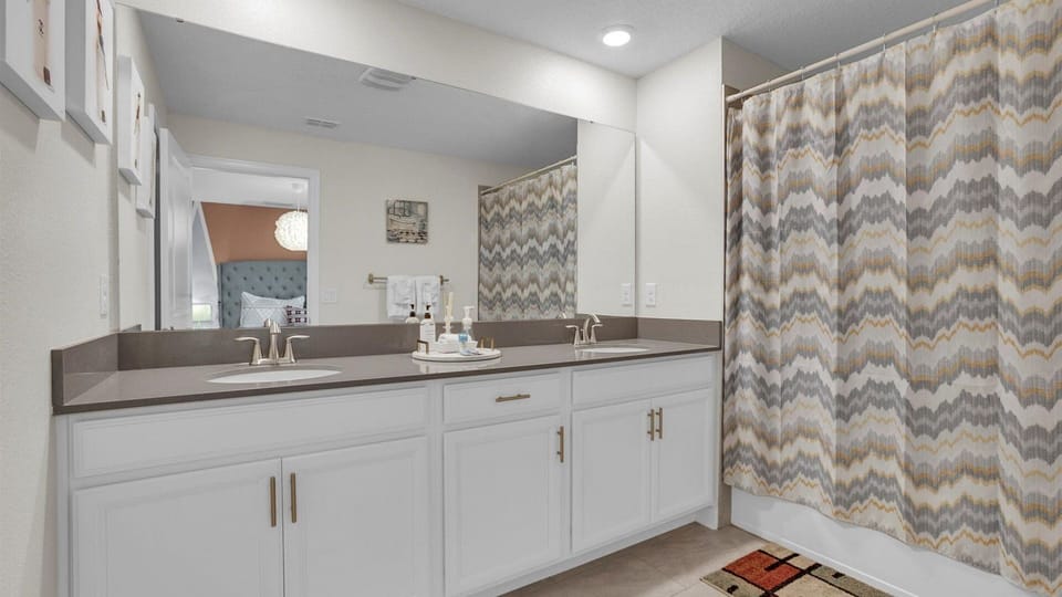 Master King Bathroom 1 Upstairs
Tub/Shower Combo